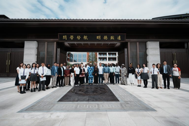 对话世界：欢迎商务部发展中国家教育政策与实践研修班代表团及华东师范大学国际教师教育中心师生一行访问交流 Open to See the World