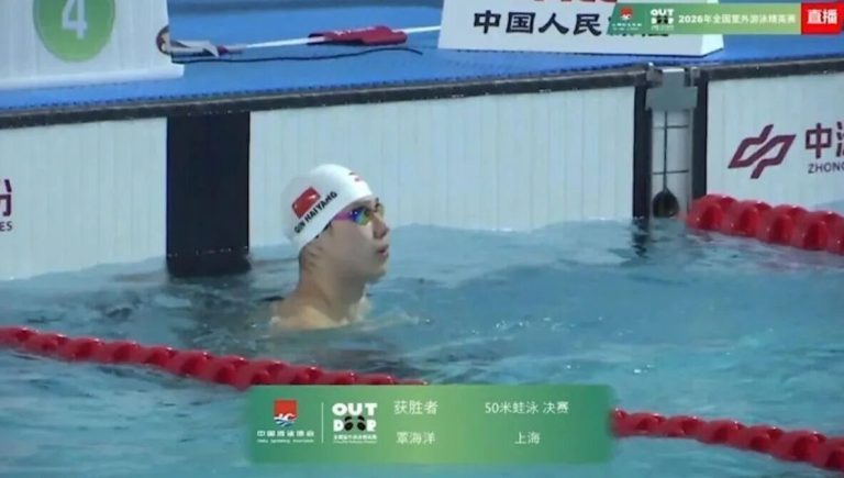 泳坛摘金 校园领航 | 热烈祝贺我校覃海洋副校长夺冠！