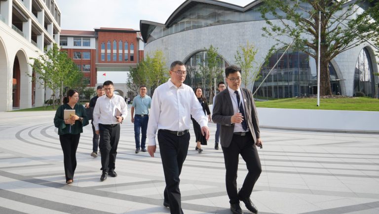 简讯 | 闵行区吴泾镇党委书记周胜春一行莅临我校开展教师节走访慰问